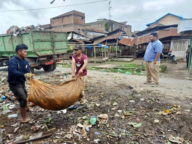 Pasca Diberitakan, Tumpukan Sampah di Jalan Desa Singa Diangkut Petugas