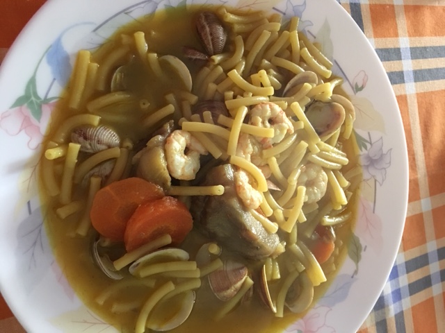 Cazuela De Fideos Marineros Con Almejas Y Gambas
