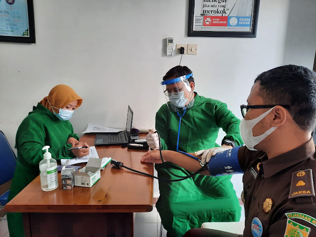 Caption: Salah satu pegawai Kejari Nganjuk menjalani pemeriksaan medis dalam proses vaksinasi Covid-19 tahap pertama di Poliklinik Adhyaksa Kejari Nganjuk, Selasa (18/5/2021). Foto: Kejari Nganjuk