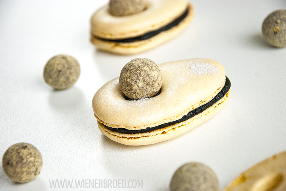 Rezept für Lakritz-Macaron-Eier, zarte Macarons mit einer dunklen Schoko-Ganache mit einem Hauch Lakritz und den "Dark & Passion"-Lakritz-Kugeln von Lakrids by Johan Bülow / Recipe for liquorice macaron eggs [wienerbroed.com]