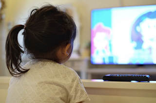 Trẻ em tiếp xúc nhiều với TV, máy tính sẽ ảnh hưởng đến năng học tập