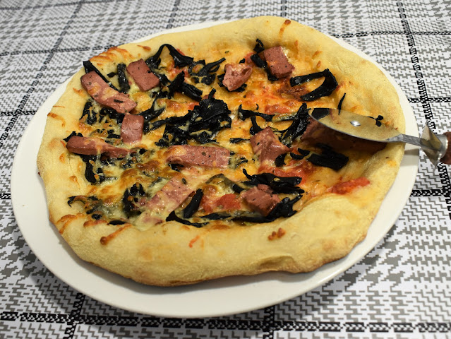 Pizza con trompetas caramelizadas y mousse de pato con trufa