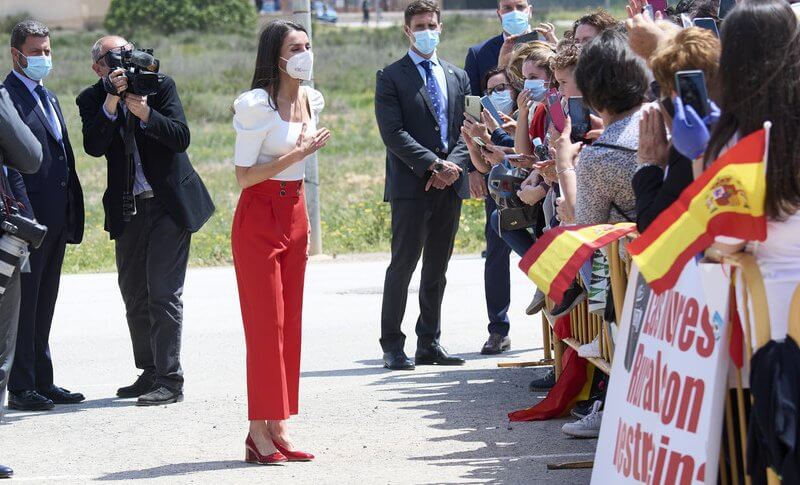 Queen Letizia wore new white square neckline sweater,  buttoned red culottes and red shoe from Uterque