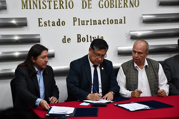 El director de Migración, Marcel Rivas junto al fiscal general Juan Lanchipa y el ministro de Gobierno, Arturo Murilo / MINISTERIO DE GOBIERNO