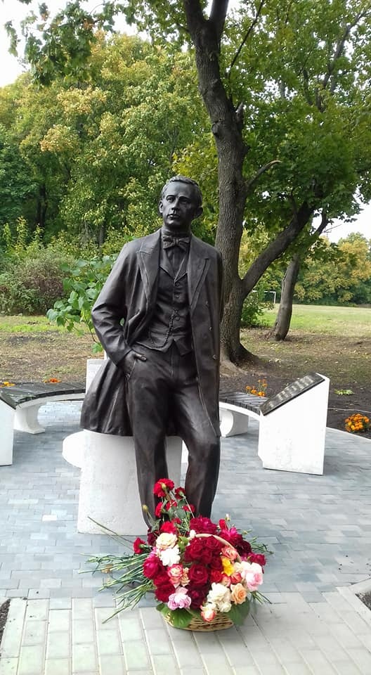 портрет в полный рост на памятнике. зельдин памятник на новодевичьем кладбище. портрет во весь рост на памятник. красивые надгробные памятники. кладбище ярославль тутаев.