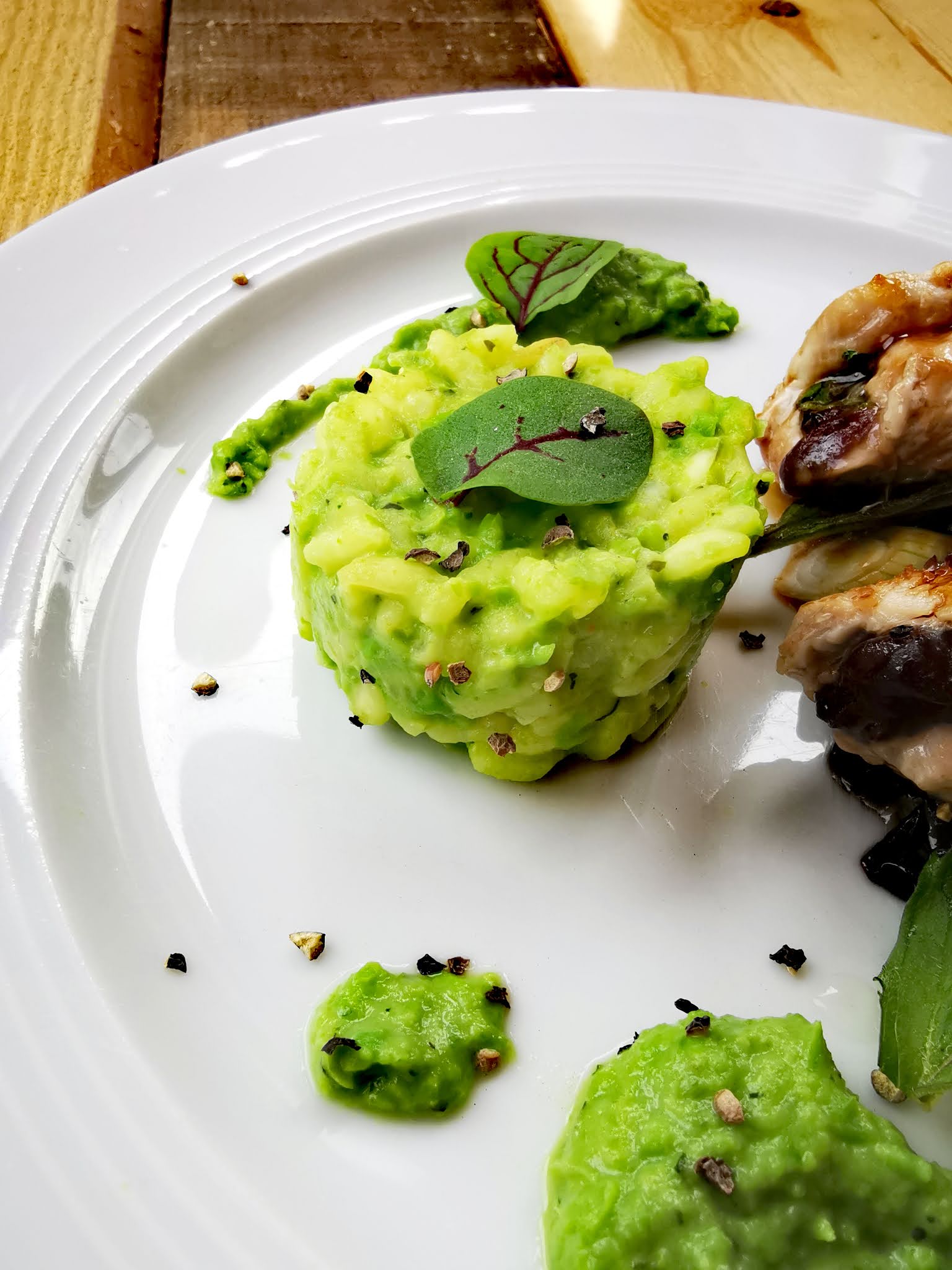 Mini-Rouladen mit Pflaumen-Koriander-Füllung dazu Erbsen-Minz-Risotto Mini-Rouladen mit Pflaumen-Koriander-Füllung dazu Erbsen-Minz-Risotto