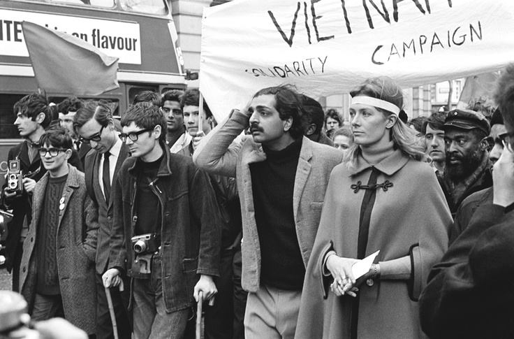 1968: Ο Στήβεν Χώκινγκ (με τα δυο μπαστούνια) σε διαδήλωση ενάντια στον πόλεμο του Βιετνάμ.
