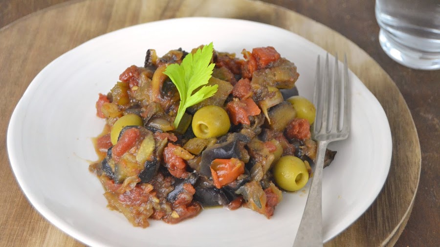 Caponata siciliana. Guiso de berenjenas italiano