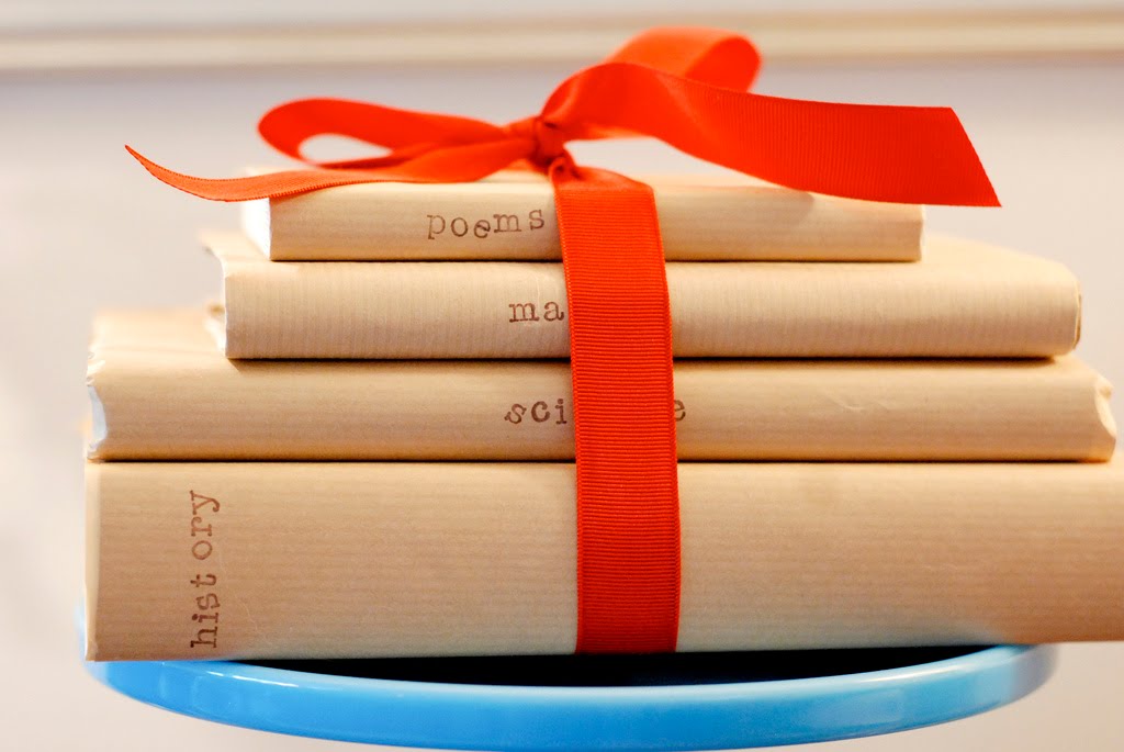 Получи книгу в подарок. Упаковка книги. Красивая упаковка книги. Завернуть книгу в бумагу. Обернуть книгу бумагой.