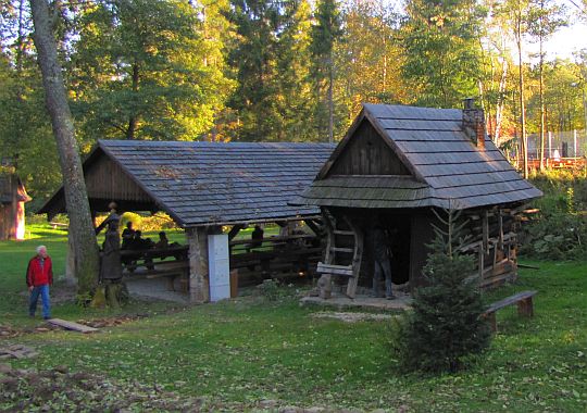 Kuźnia z końca XIX wieku, a obok niej wiata. Kuźnia z końca XIX wieku, a obok niej wiata.
