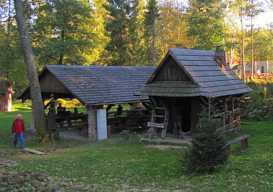 Kuźnia z końca XIX wieku, a obok niej wiata.