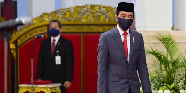 Jokowi Minta Stimulus Ekonomi Lindungi UMKM dan Pekerja Informal Aman dari PHK