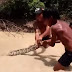 Niños juegan con una serpiente anaconda