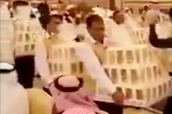 VIDEO: En boda árabe regalan como recuerdos iPhones 8 y collares de diamantes VIDEO: En boda árabe regalan como recuerdos iPhones 8 y collares de diamantes
