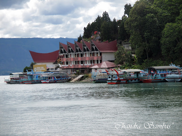 Menyeberangi Danau Toba