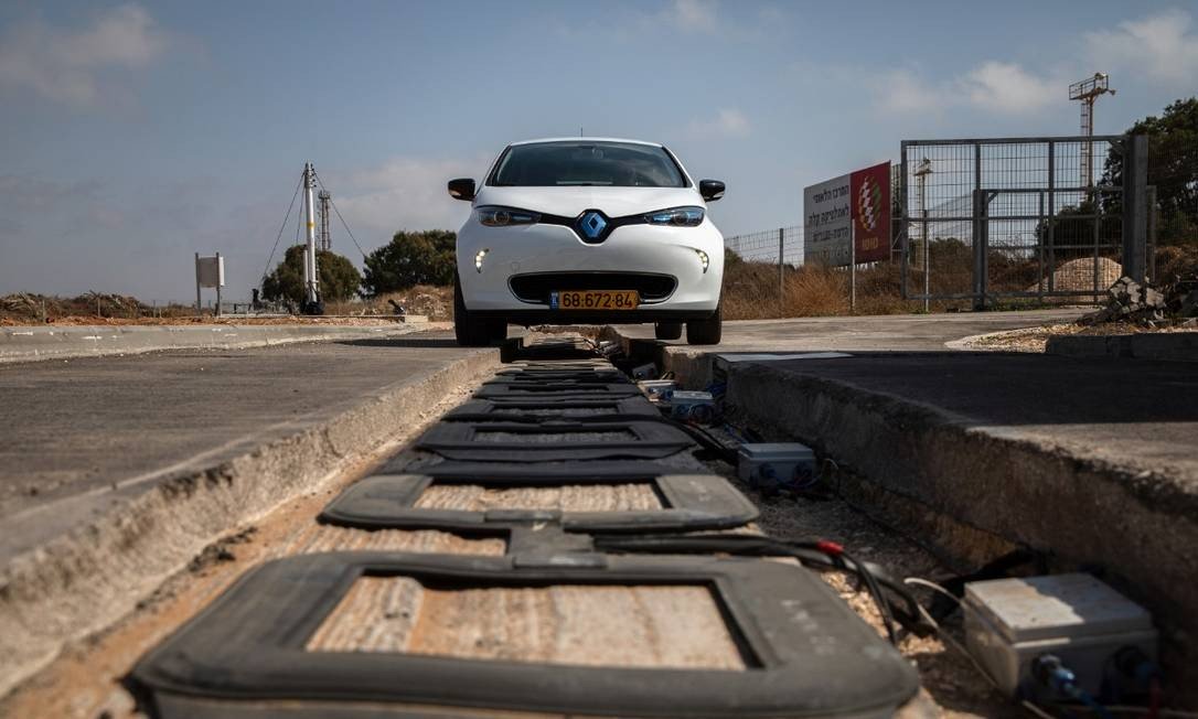 Start-up cria estradas eletrificadas para reabastecer carros à bateria em pleno movimento 1 xEnergy road 1NYT.jpg.pagespeed.ic.g i SBFLAM