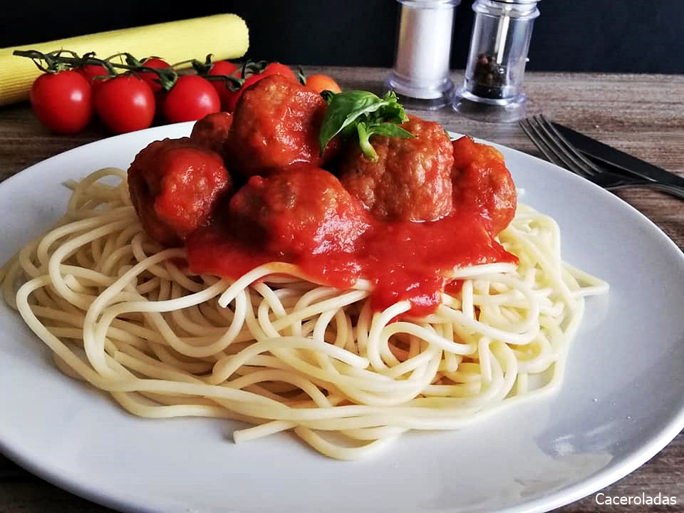 Albóndigas de carne y calabacín en salsa de tomate con espaguetis