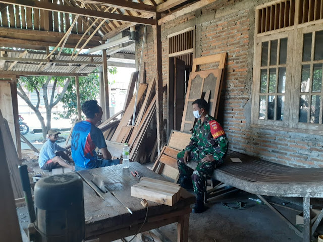 Meningkatkan Kemanunggalan TNI – Rakyat, Babinsa Komsos Dengan Pengrajin Kayu