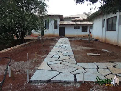 Execução do caminho com pedras no jardim com pedra Goiás tipo cacão assentado com juntas de 3 a 5 cm para colocação de grama.