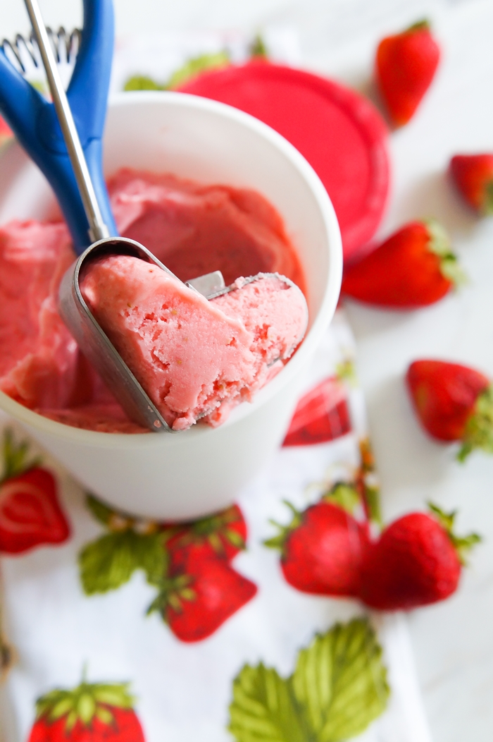 how to make strawberry frozen yogurt