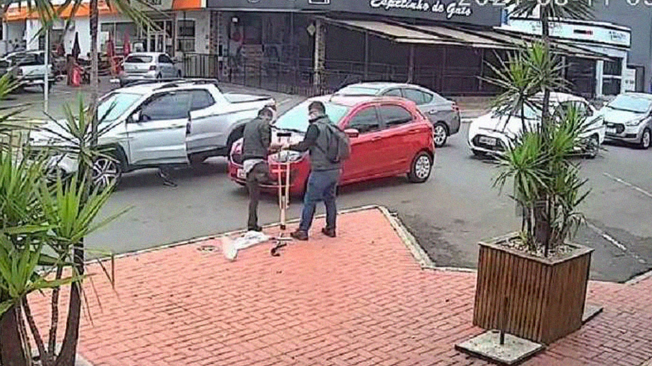 Vídeo emocionante registra homem entregando muletas a morador de rua