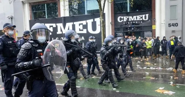 Μελβούρνη: Πλαστικές σφαίρες κατά διαδηλωτών οικοδόμων για το εμβόλιο COVID Μελβούρνη: Πλαστικές σφαίρες κατά διαδηλωτών οικοδόμων για το εμβόλιο COVID