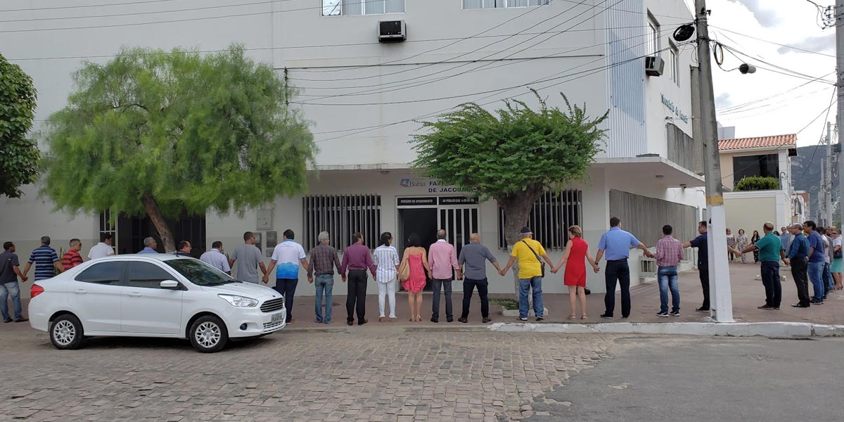 Entidades abraçam prédio e pedem a Rui Costa permanência da Inspetoria Fazendária em Jacobina