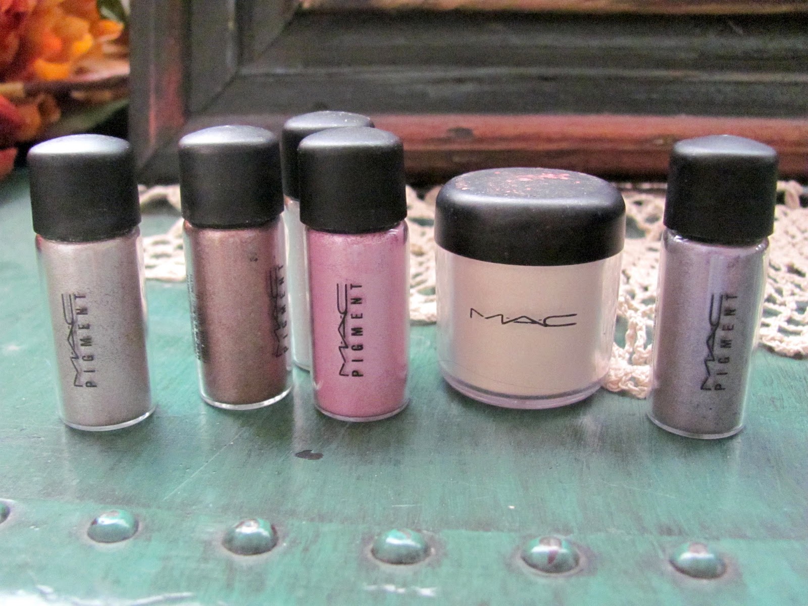 Love Notes by Lauryn how to use mac pigment