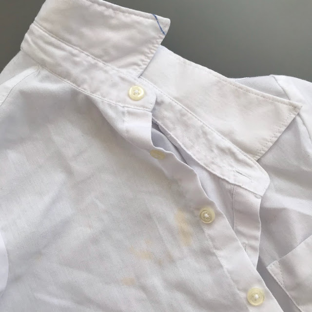 Astuces efficaces pour blanchir le col et les manches des chemises blanches