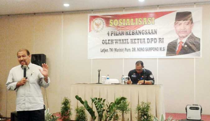 Nono Sampono Gelar Sosialisasi Empat Pilar Bagi Insan Pers Di Maluku Ambon, Malukupost.com - Wakil Ketua I DPD Republik Indonesia Letjen. TNI (Marinir) Purnawirawan DR Nono Sampono M.Si, menggelar sosialisasi empat pilar kebangsaan bagi puluhan insan pers di Ambon, Minggu (30/7) Menurut Sampono, sosialisasi empat pilar kebangsaan yang dilakukan untuk memberikan pembelajaran bagi masyarakat, untuk mengerti apa itu Konstitusi UUD 45, Pancasila, Bhineka Tunggal Ika, dan NKRI.