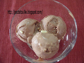 Chocolate con leche y trozos de chocolate blanco 