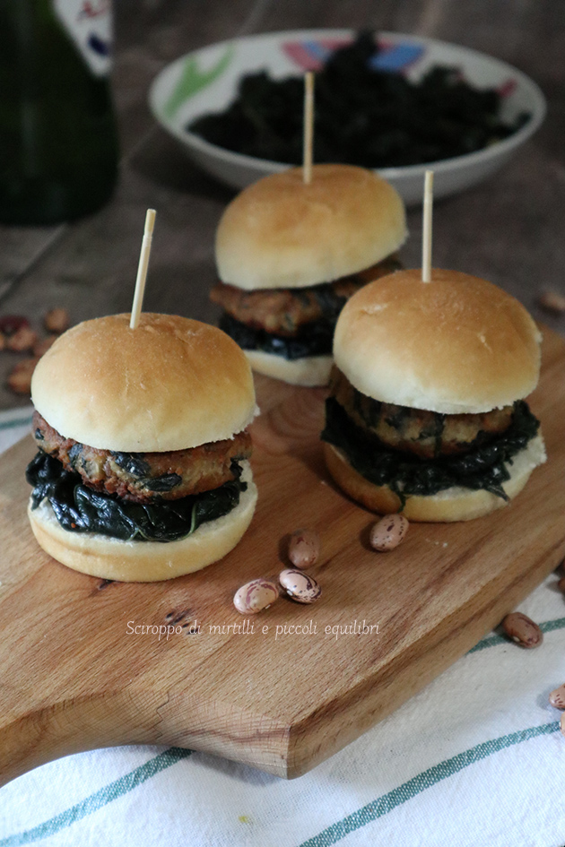 Polpette di fagioli borlotti e cavolo nero stufato