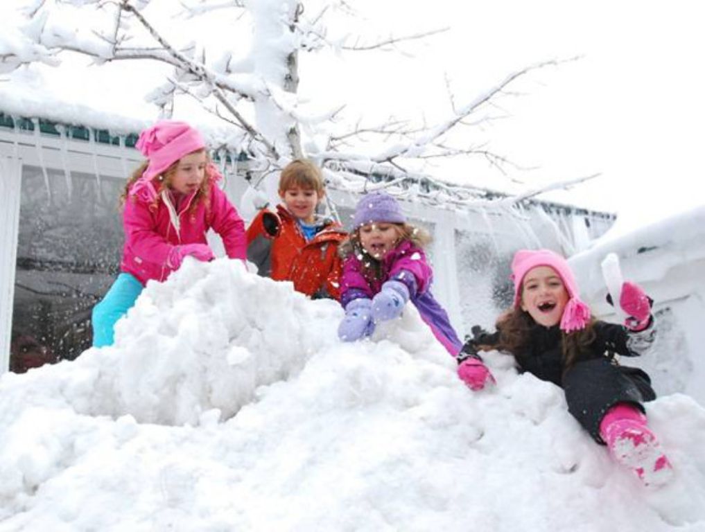 Играем со снегом. Зимние забавы на свежем воздухе. Зимние игры для детей. Зимние игры на свежем воздухе. Детские снежные забавы на улице.