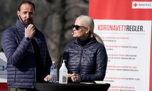 Princess Mette-Marit wore a micro puff doodie classic navy jacket from Patagonia, and red trekking trousers from Fjallraven