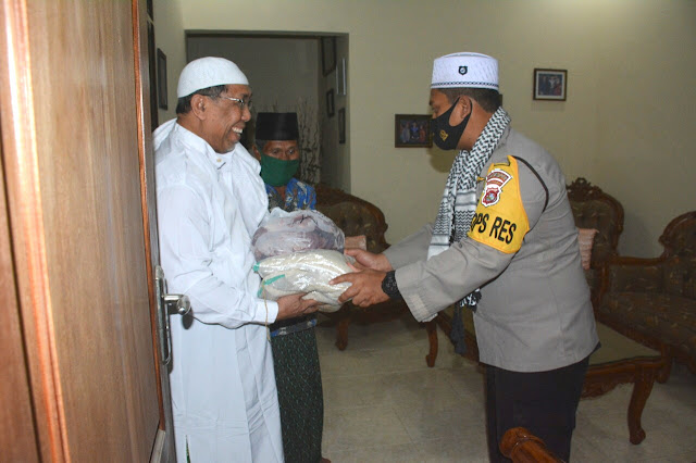 Door to door, Kapolres Lotim bagikan Daging Kurban untuk Tokoh Agama