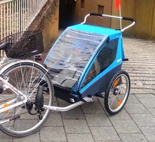 Thule Chariot Coaster (blau) vor der Abfahrt