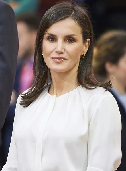 Queen Letizia wore Hugo Boss Banora2 silk blouse, Camel block heel pumps, carries Carolina Herrera Authentic handbag