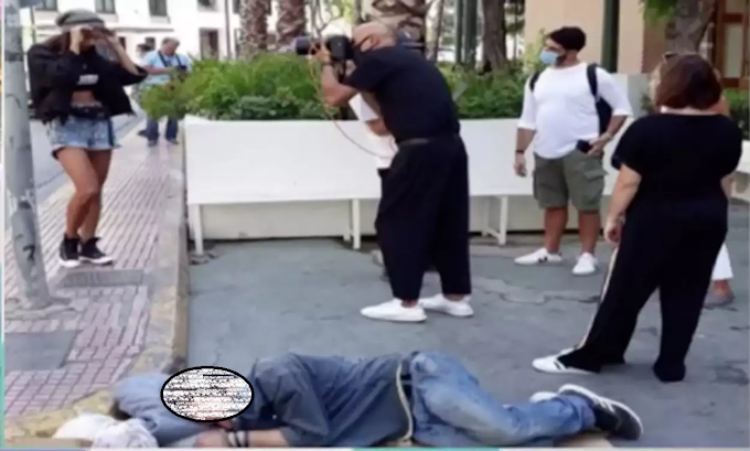 Σάλος από την φωτογράφιση του Δημήτρη Σκουλού δίπλα σε άστεγο στο κέντρο της Αθήνας