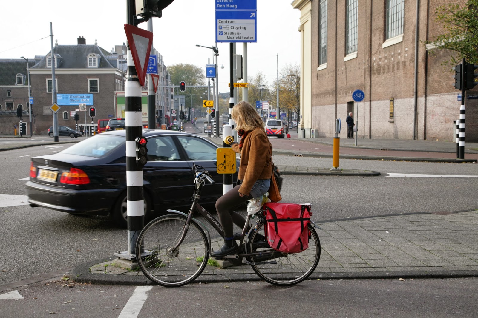 Велосипед со светофора. Амстердам велодорожки. Светофор для велосипедов в Амстердаме. Светофор для велосипедов. Светофор для велосипедистов.