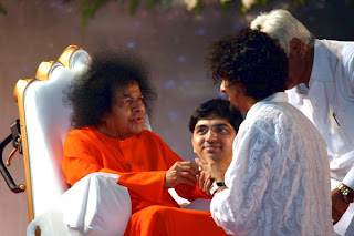 Sonu Nigam taking blessings from Sri Sathya Sai baba