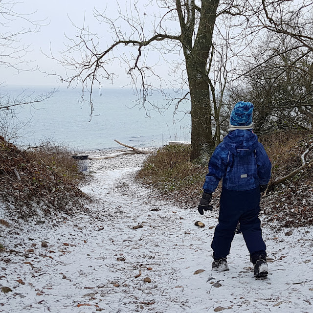 Der Abenteuer-Strand: Rau, steinig, spannend. Wie hier beim Fischerberg in Schleswig-Holstein in der Nähe von Kiel sind Abenteuerstrände oft steinig.