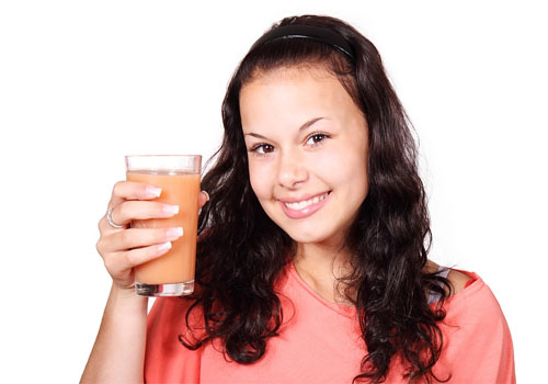 Jugo de frutas y leche descremada