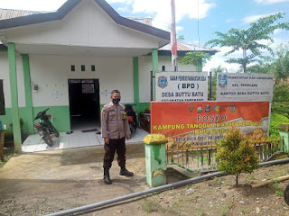 Kontrol Kampung Tangguh, Bhabinkamtibmas Polsek Enrekang Periksa Posko Kampung Tangguh dan PPKM