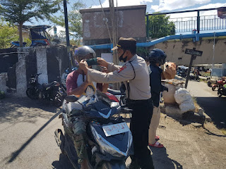 Pendisiplinan Protokol Kesehatan, Kapolsek Labakkang Bagikan Masker Gratis Kepada Warga