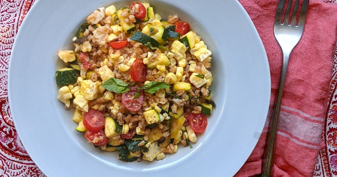 Farro salad with zucchini and corn
