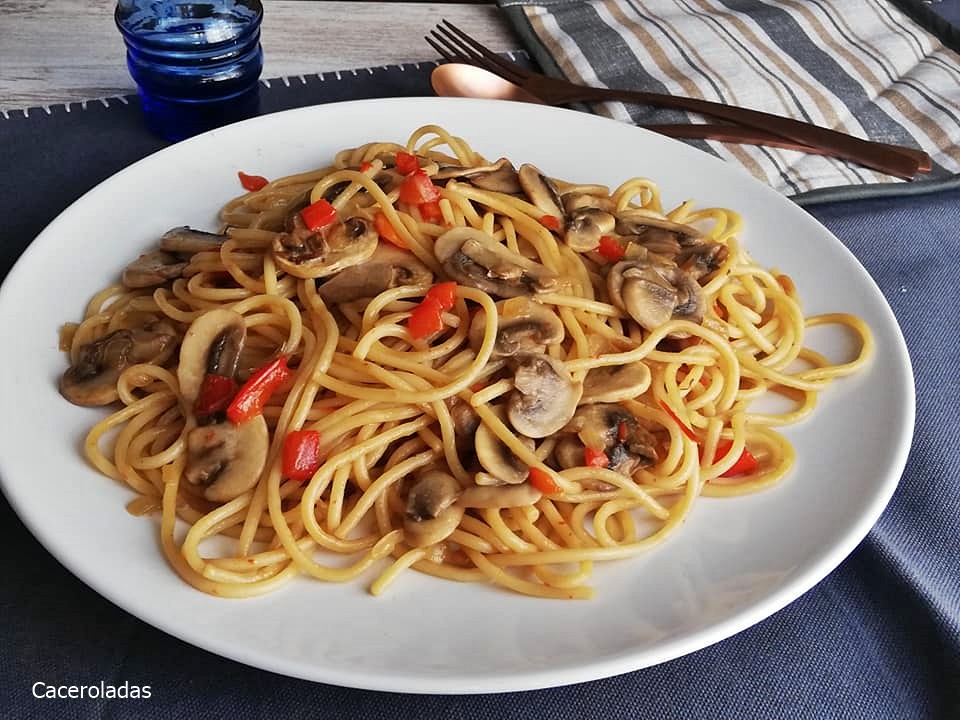 Espaguetis fritos con salsa de soja y champiñones | Caceroladas