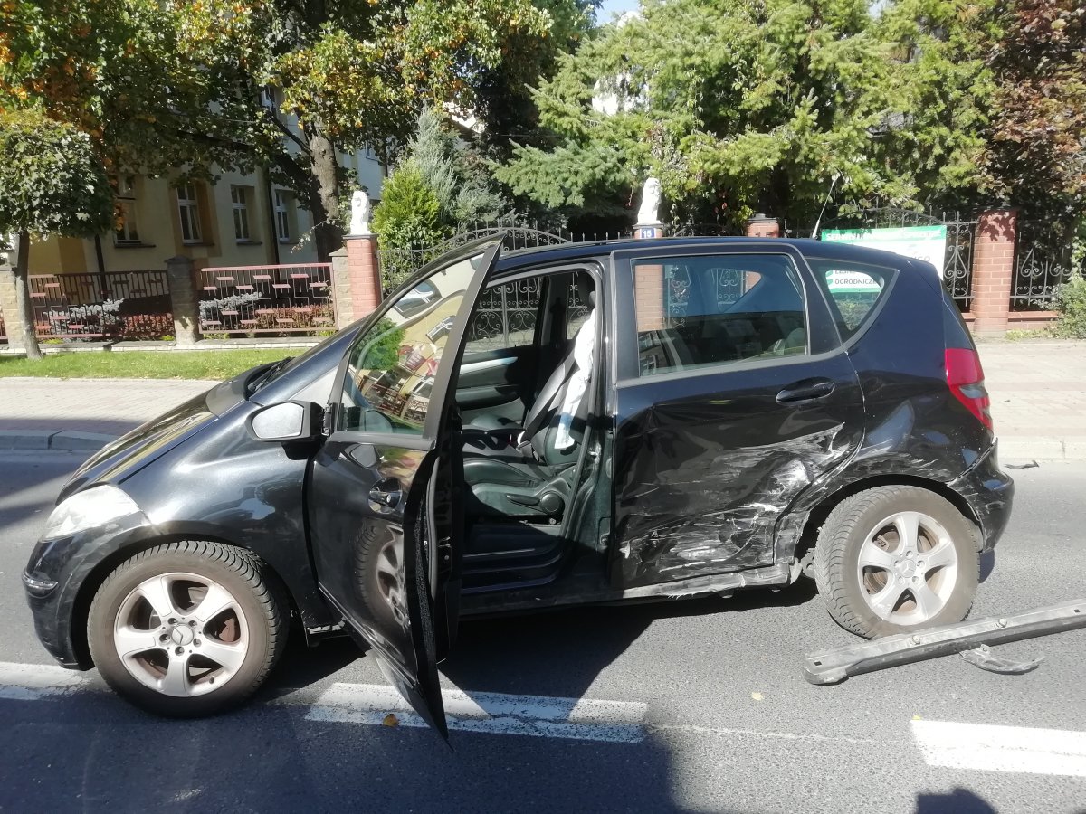 Dachowanie i zderzenie samochodów w powiecie