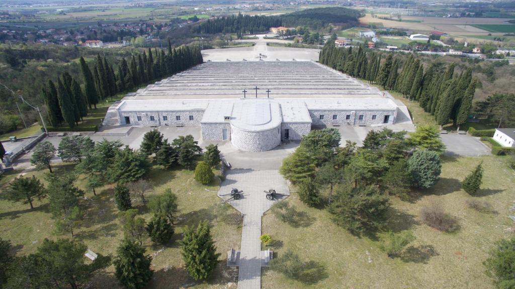 SI VIS PACEM, PARA BELLUM Il sacrario militare di Redipuglia, contiene le spoglie di oltre 100. SI VIS PACEM, PARA BELLUM Il sacrario militare di Redipuglia, contiene le spoglie di oltre 100.