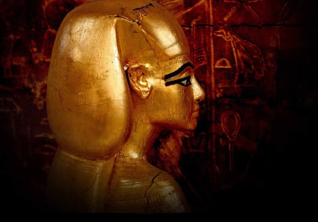 У золотого ковчега в гробнице Тутанхамона,  Cairo