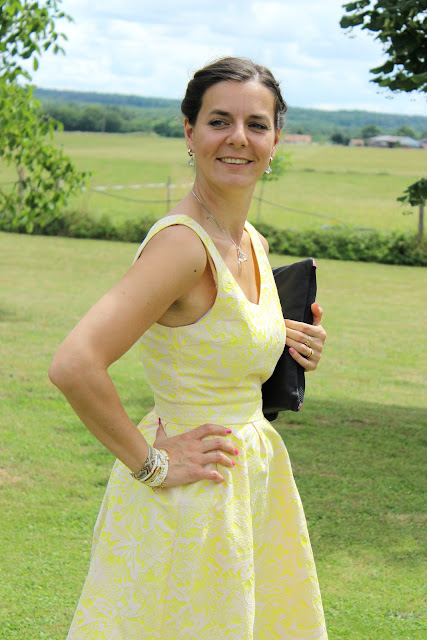 garden party: robe jaune vila clothes, sandales jonak, pochette minelli, manchette hipanema